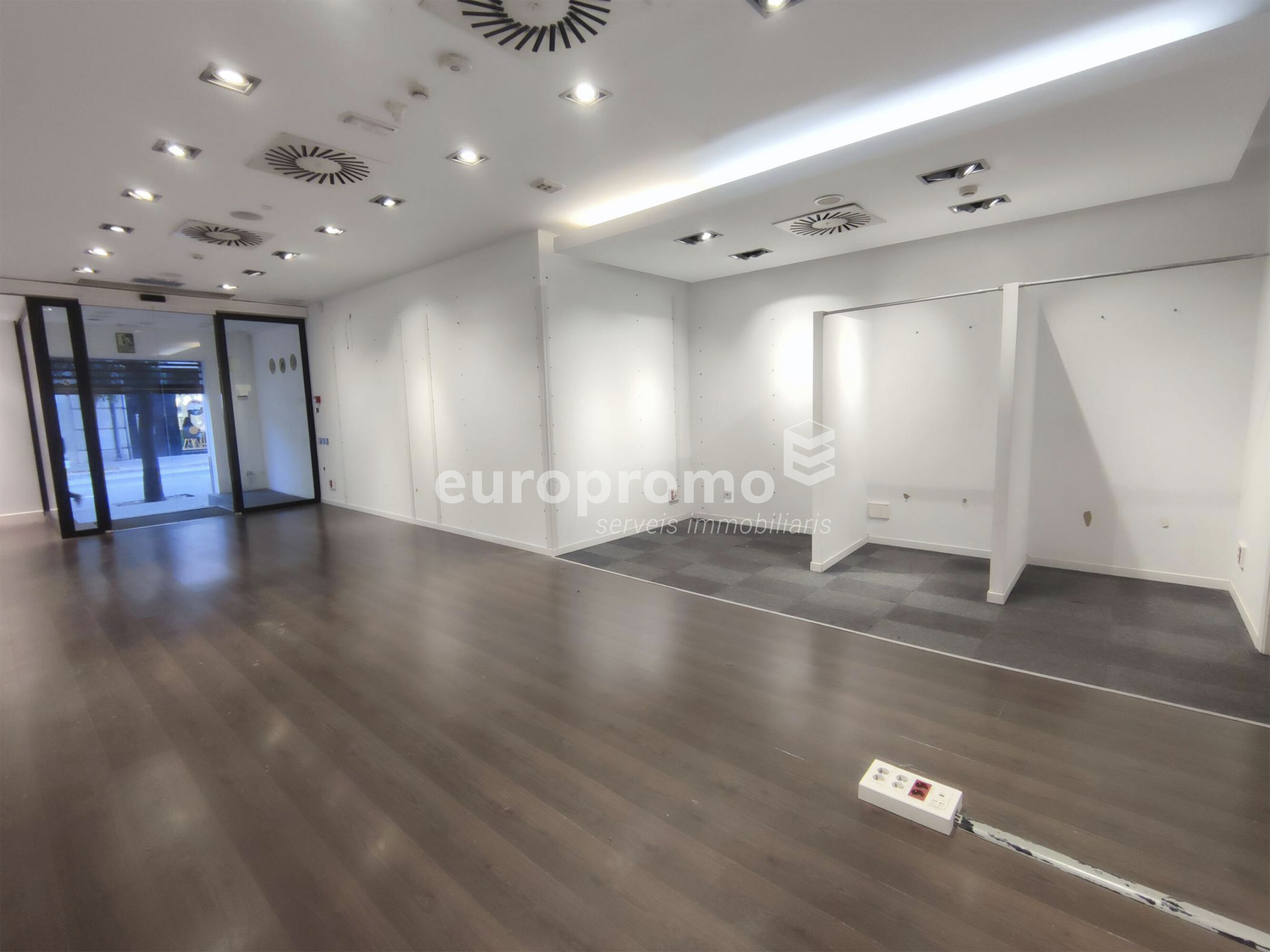 Fantástico local de 78 m² situado a primera línea y mejor zona comercial de la ciudad! 